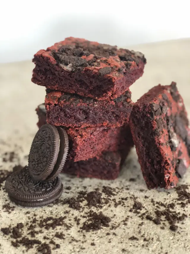 Red velvet Oreo brownies