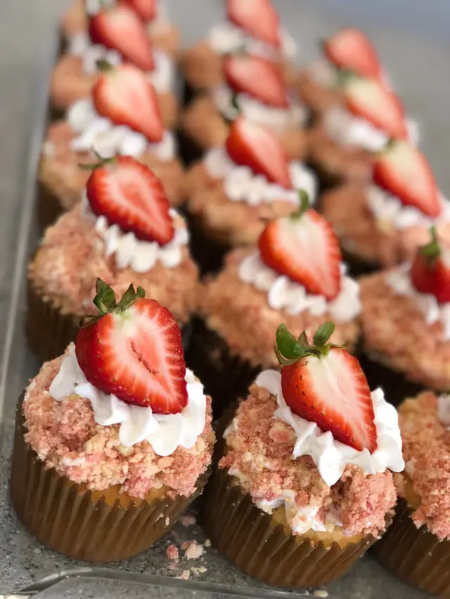 Cupcakes topped with fresh strawberries