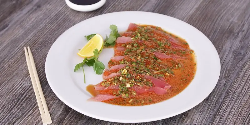 Tuna special sashimi with garlic sauce and jalapeño